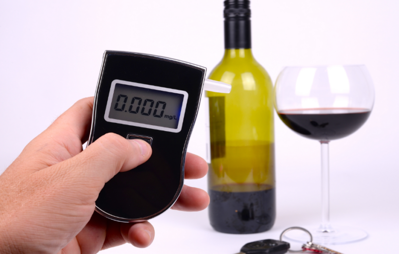 Сколько времени держится алкоголь в крови, когда можно садиться за руль, как ускорить выведение спиртного из организма
